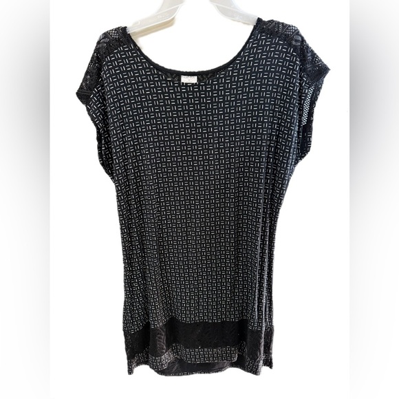 Elegant Black and White Geometric Women's Blouse - Picture 1 of 3